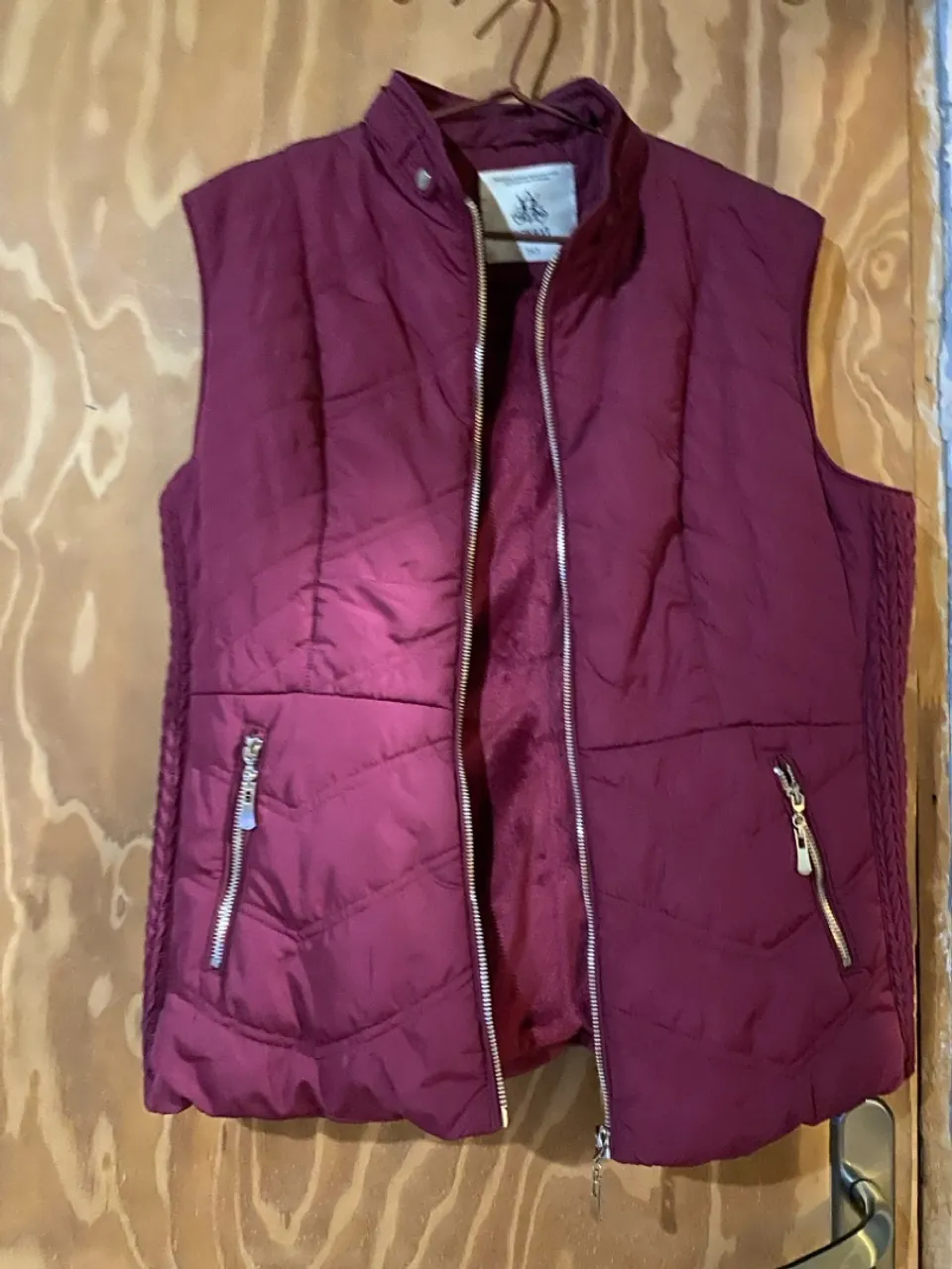 Colete Feminino Acolchoado Vinho - Estilo, Conforto e Elegância no Frio!