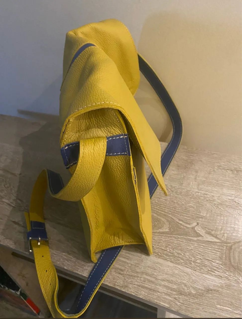 bolsa m leve couro - mostarda/azul soulier - seminova alt 25cm x larg 32cm x prof 10,5cm - Foto 3