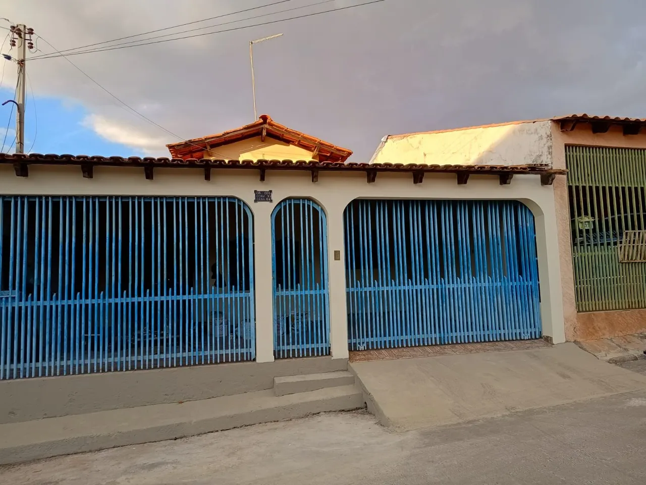 Casa 3 quartos, suíte, 2 vagas de garagem, na QR 606 SAMAMBAIA NORTE