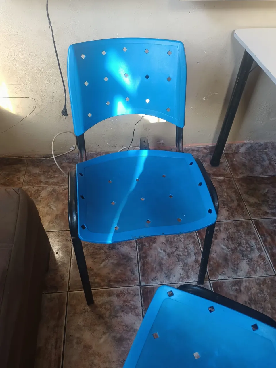 vendo mesa com cadeira