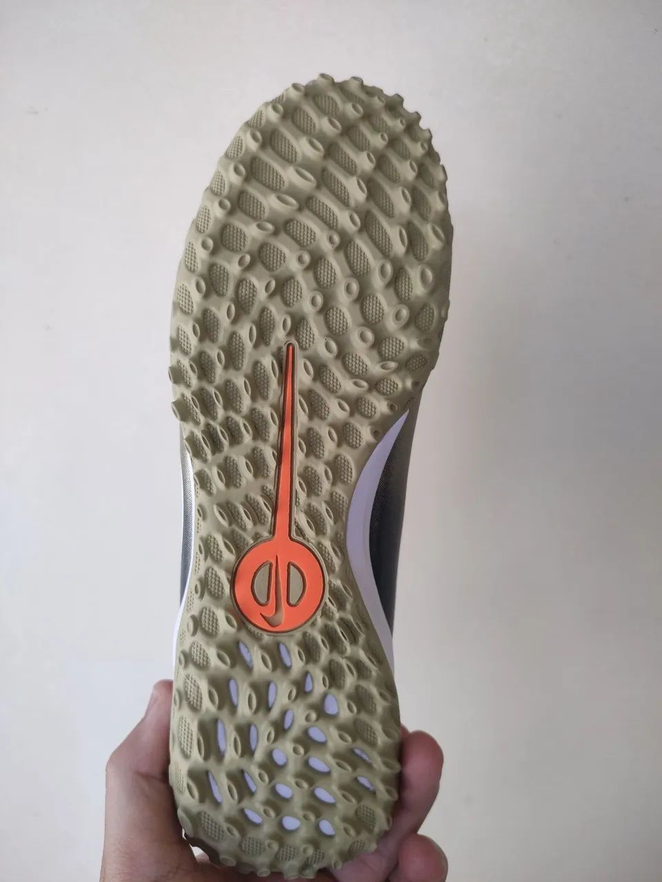 Chuteira Nike Tiempo - Dourada, n° 39. - Foto 5