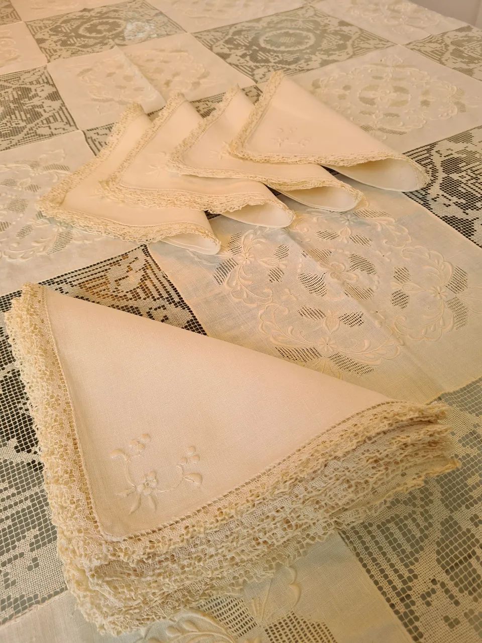 Jogo de toalha de mesa em linho puro renda renascença e bordadas.  - Foto 2