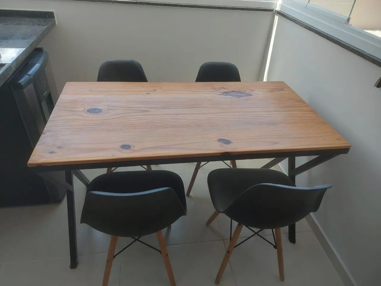 Mesa de Jantar de Madeira com Pernas de Ferro