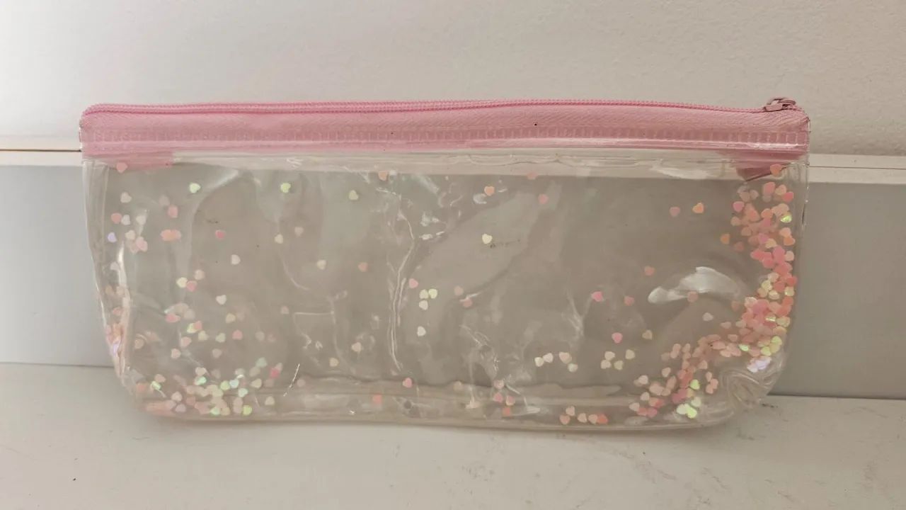 Estojo transparente com glitter de coração
