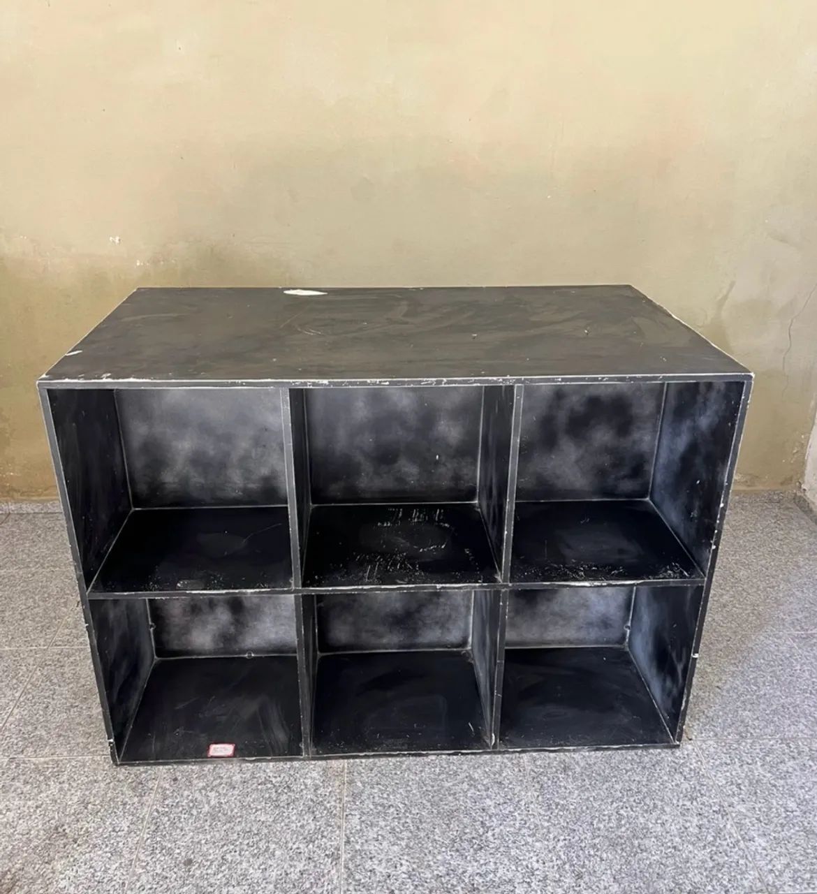 Vendo mesa expositora para loja com ninchos