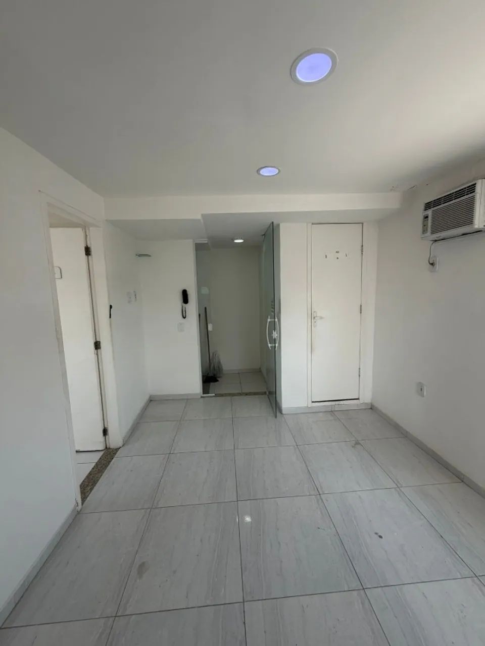 Recreio - Sala comercial ampla c/ 2 ambientes e varanda 