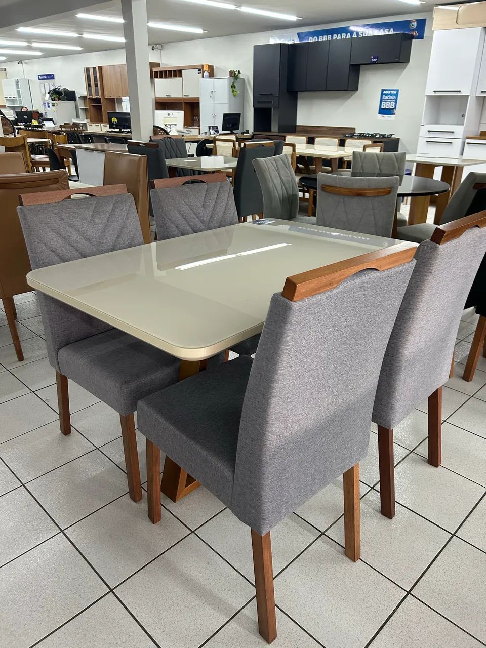 Mesa de madeira com 4 cadeiras NOVA 