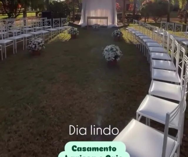 Vendo cadeiras de ferro aconchoadas brancas  - Foto 2