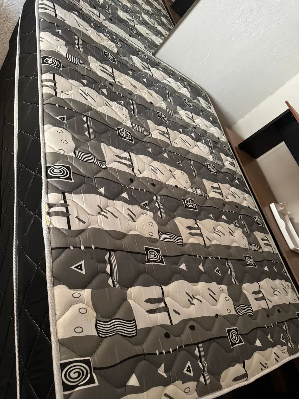 Vendo Sofá,Guarda roupa cama Box e mesa com dois bancos - Foto 3