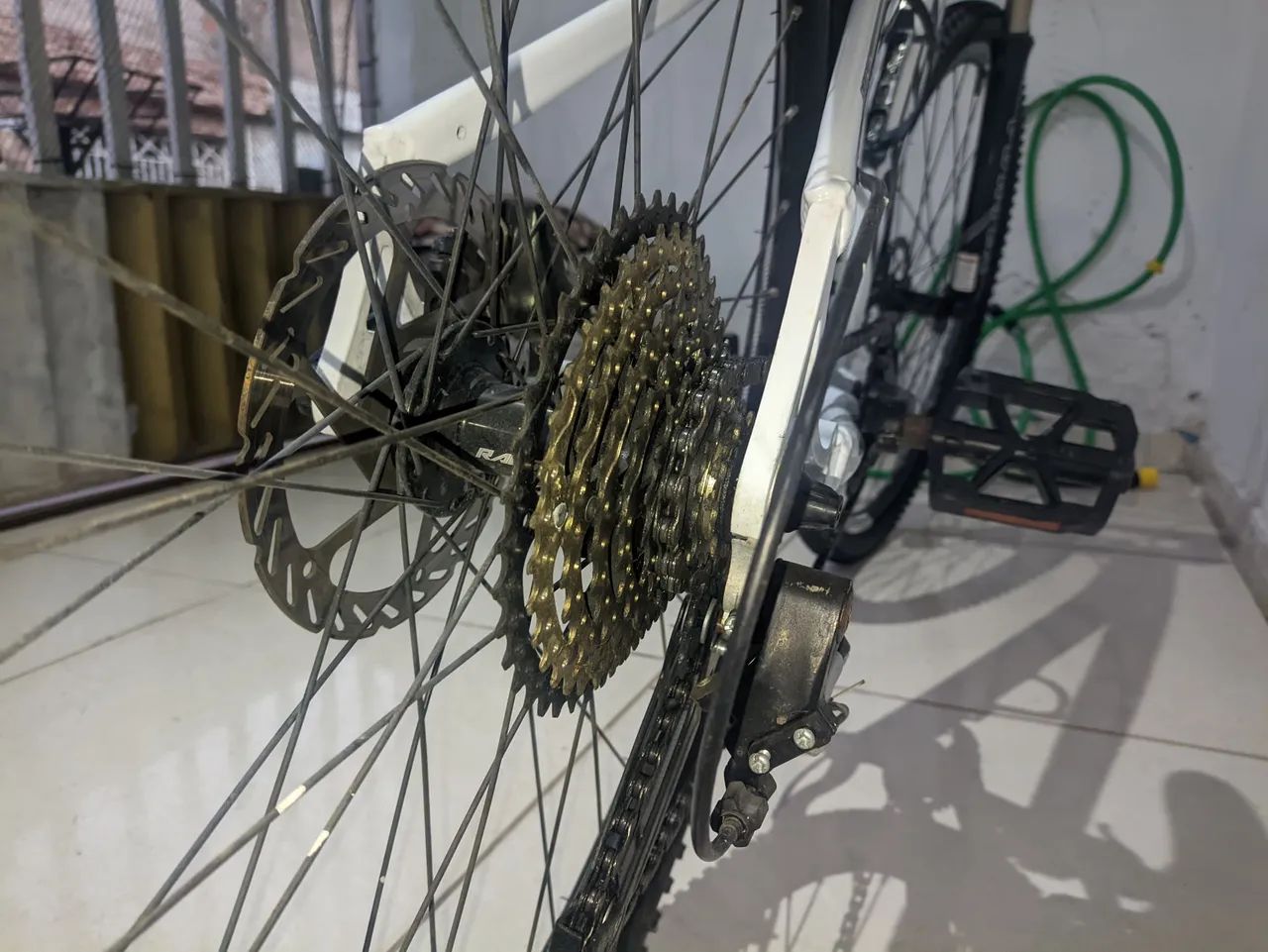 BICICLETA ARO 29 - VENDO RÁPIDO - Foto 4