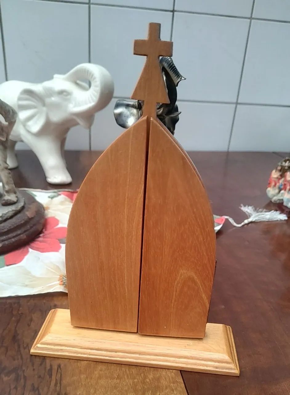 Capela madeira Mãe Rainha 28 cm - Foto 2