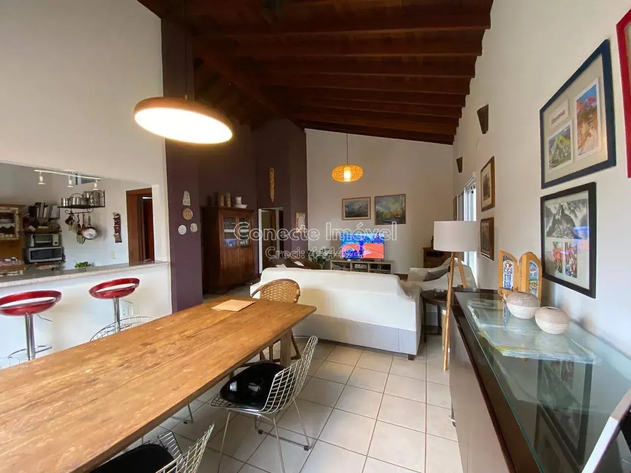Casa ampla com suíte, espaço versátil e quintal em localização privilegiada, próxima a com - Foto 5