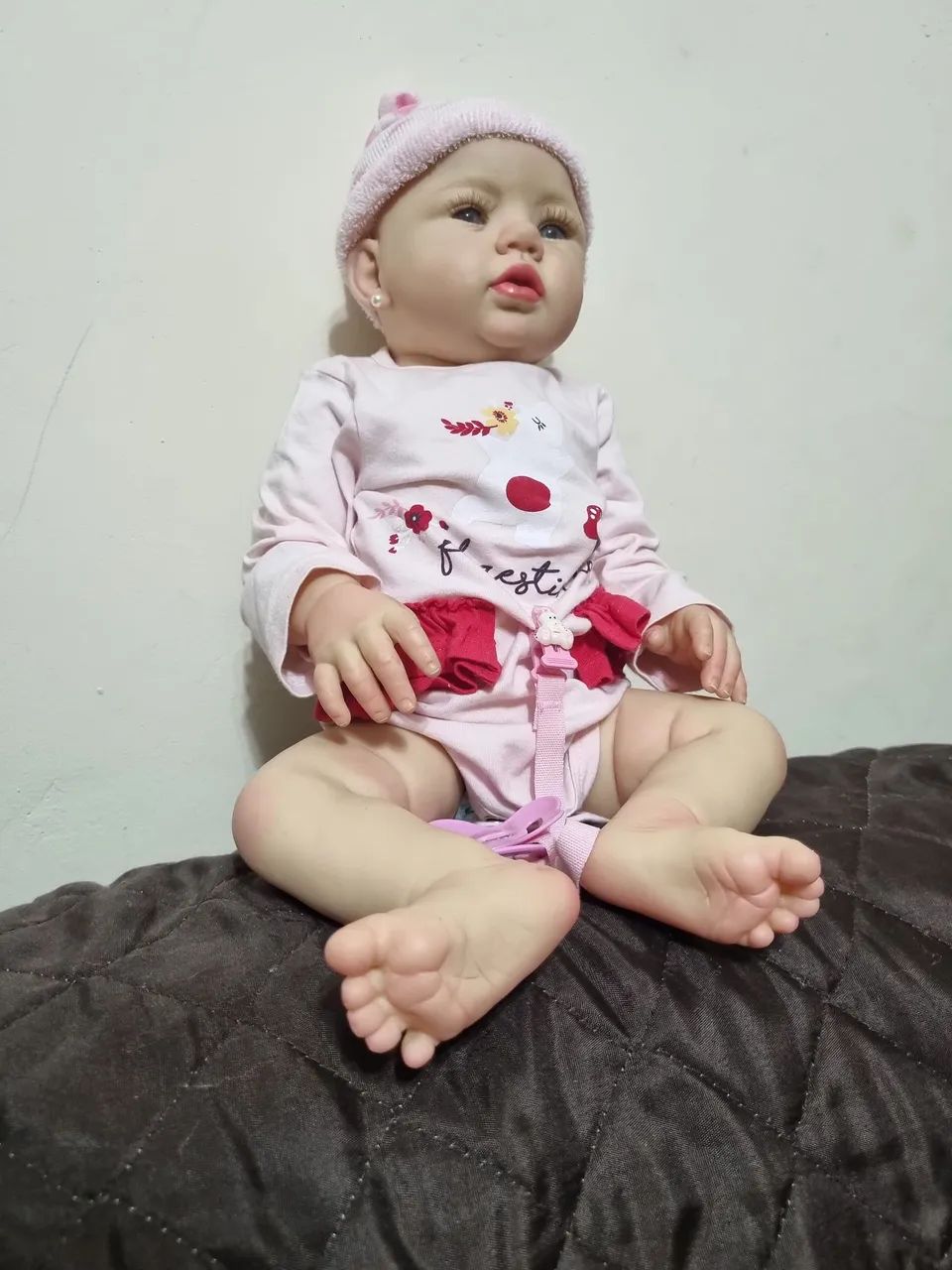Boneca bebê Reborn com roupa e chupeta
