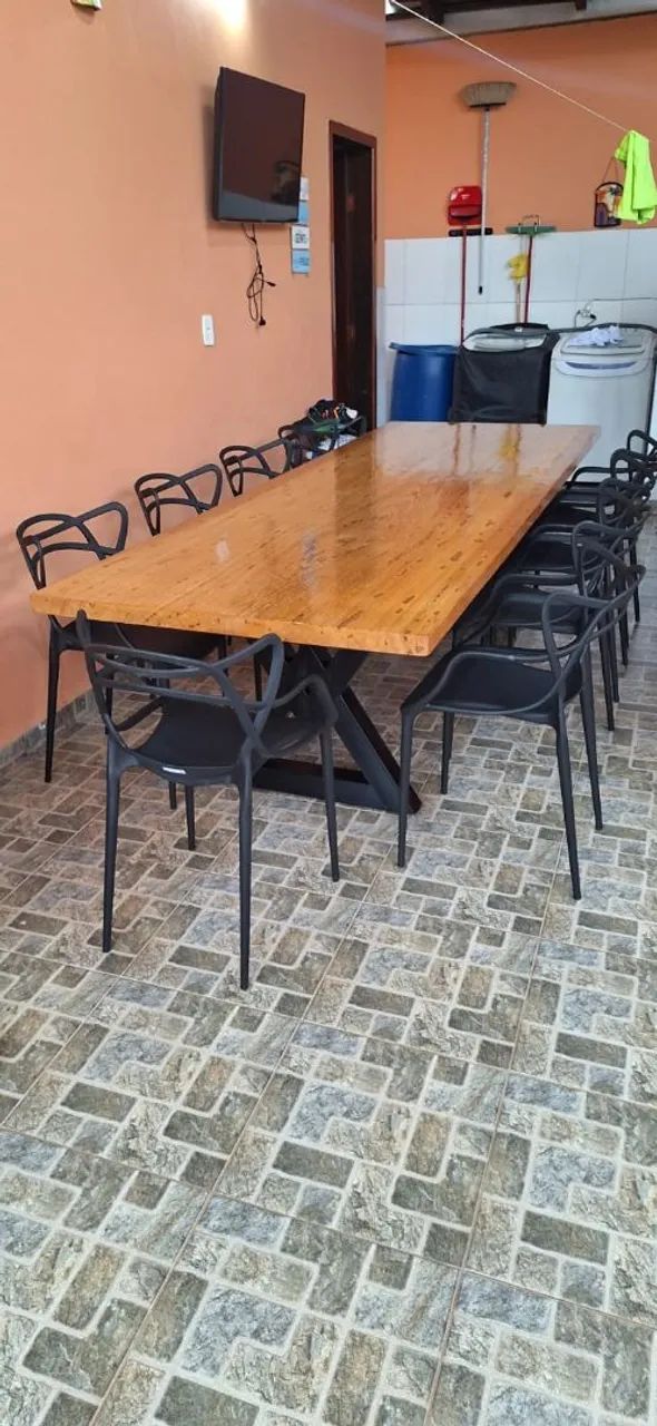 Mesa com base industrial de madeira maciça e com 10 cadeiras 