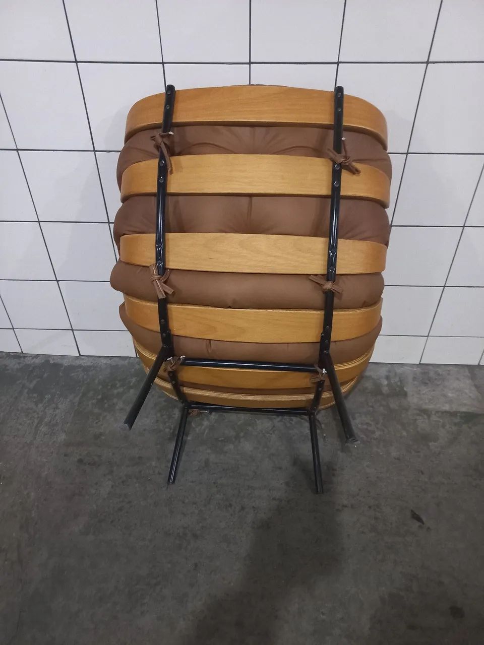 Vendo uma linda poltrona costela com estofado em couro  - Foto 3