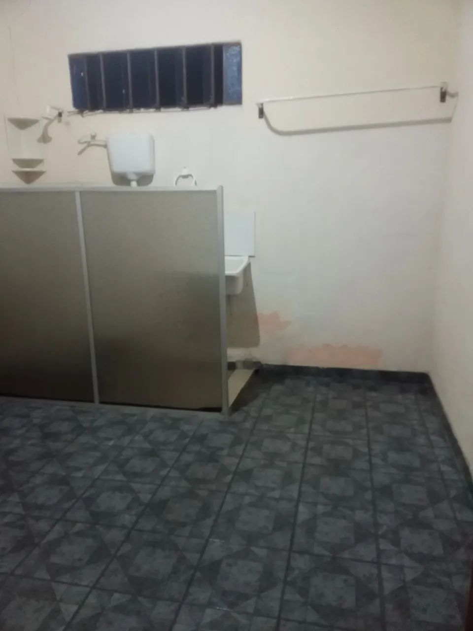 Alugo quarto completo c banheiro  varal - Foto 2