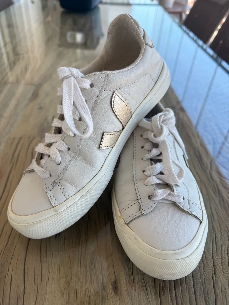Tênis VERT off white com dourado 35 