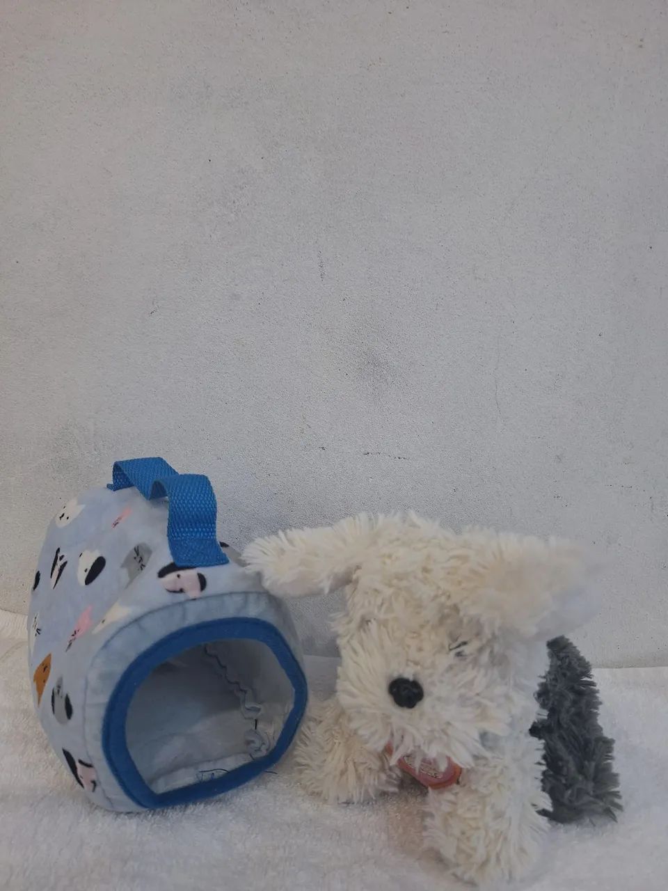 Cachorrinho de pelúcia e casinha