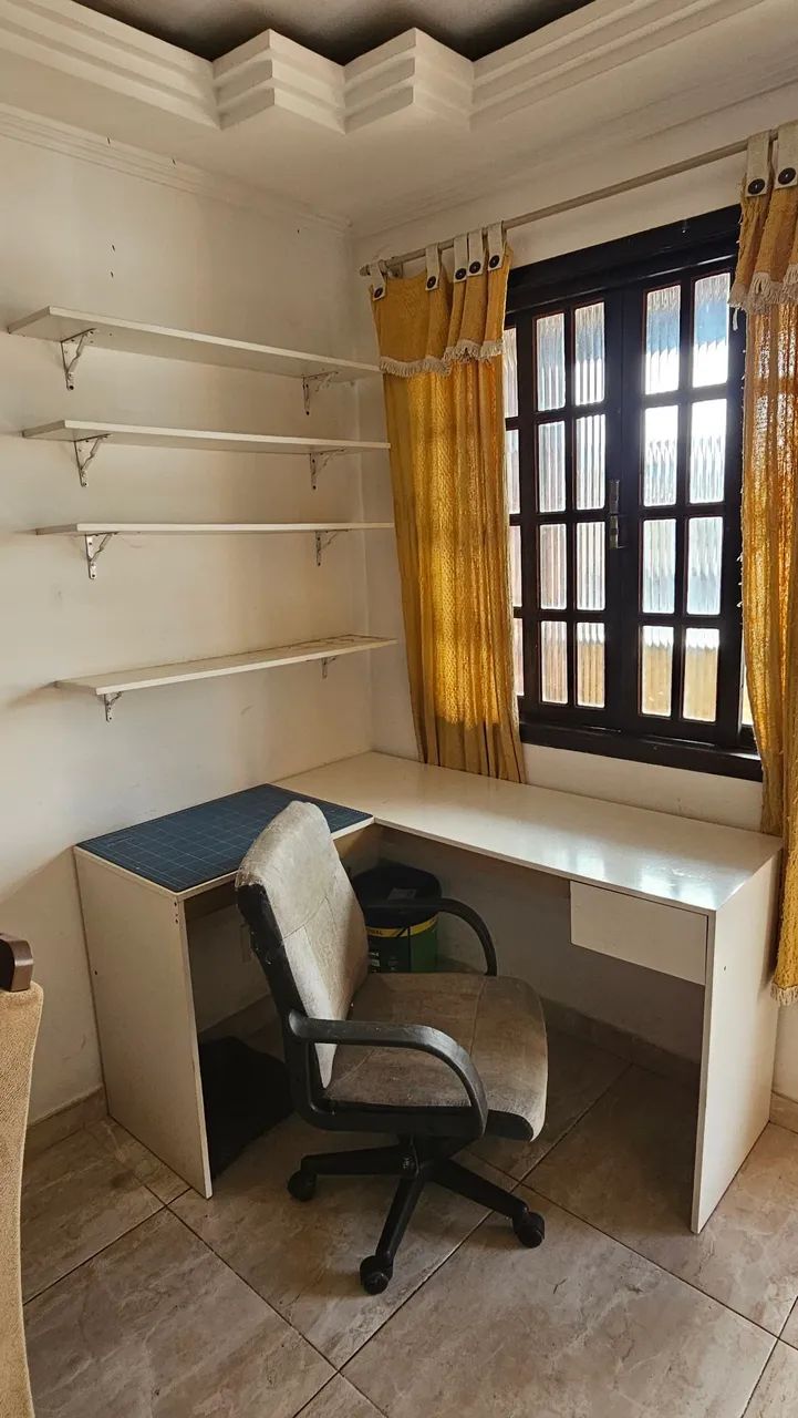 Mesa, Prateleiras e Cadeiras para doação - Foto 2