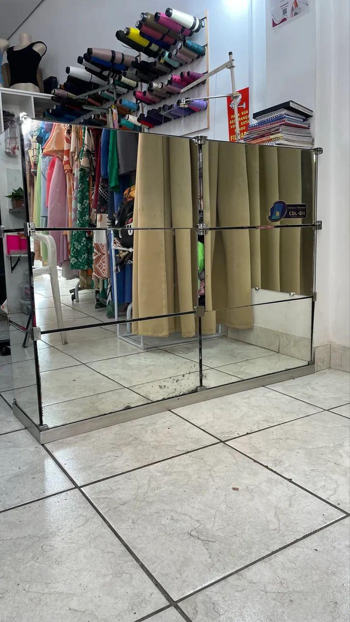 Balcão com vidro espelhado.