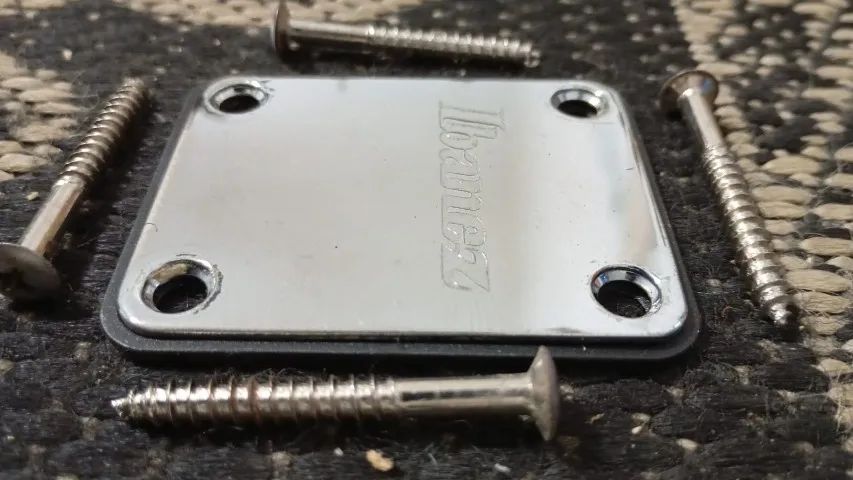 Neck Plate Placa de Braço original Ibanez com parafusos e base plástica  - Foto 2