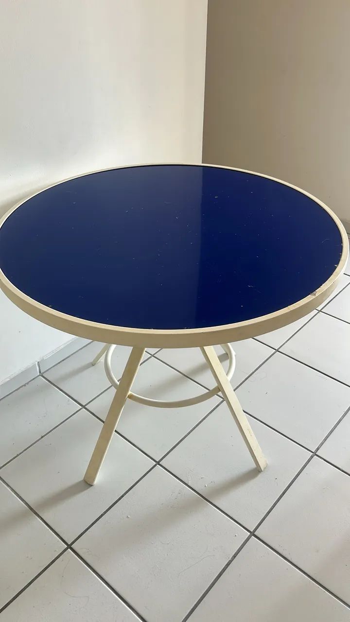 Mesa com duas cadeiras 