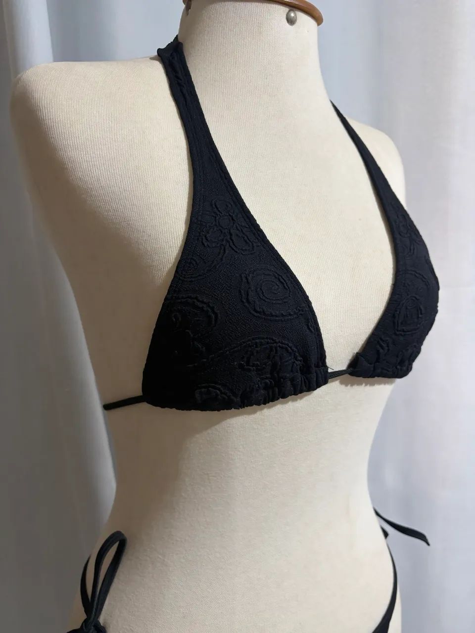 Conjunto biquíni preto em relevo 