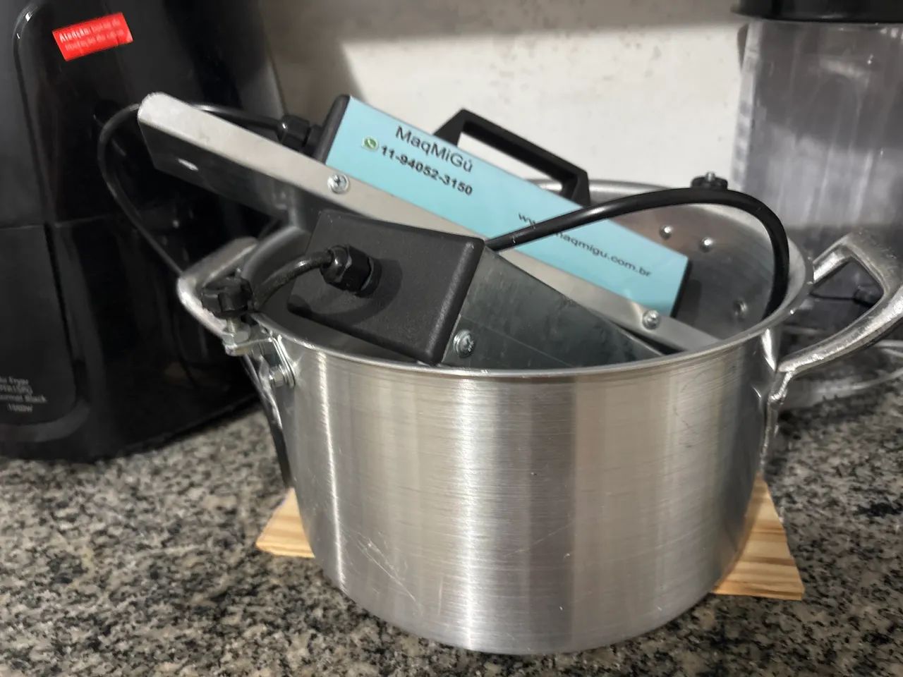 Panela de massa de salgado e doces e cremes