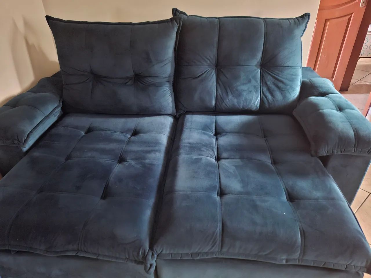 Vende-se sofá azul em suede semi novo  - Foto 4