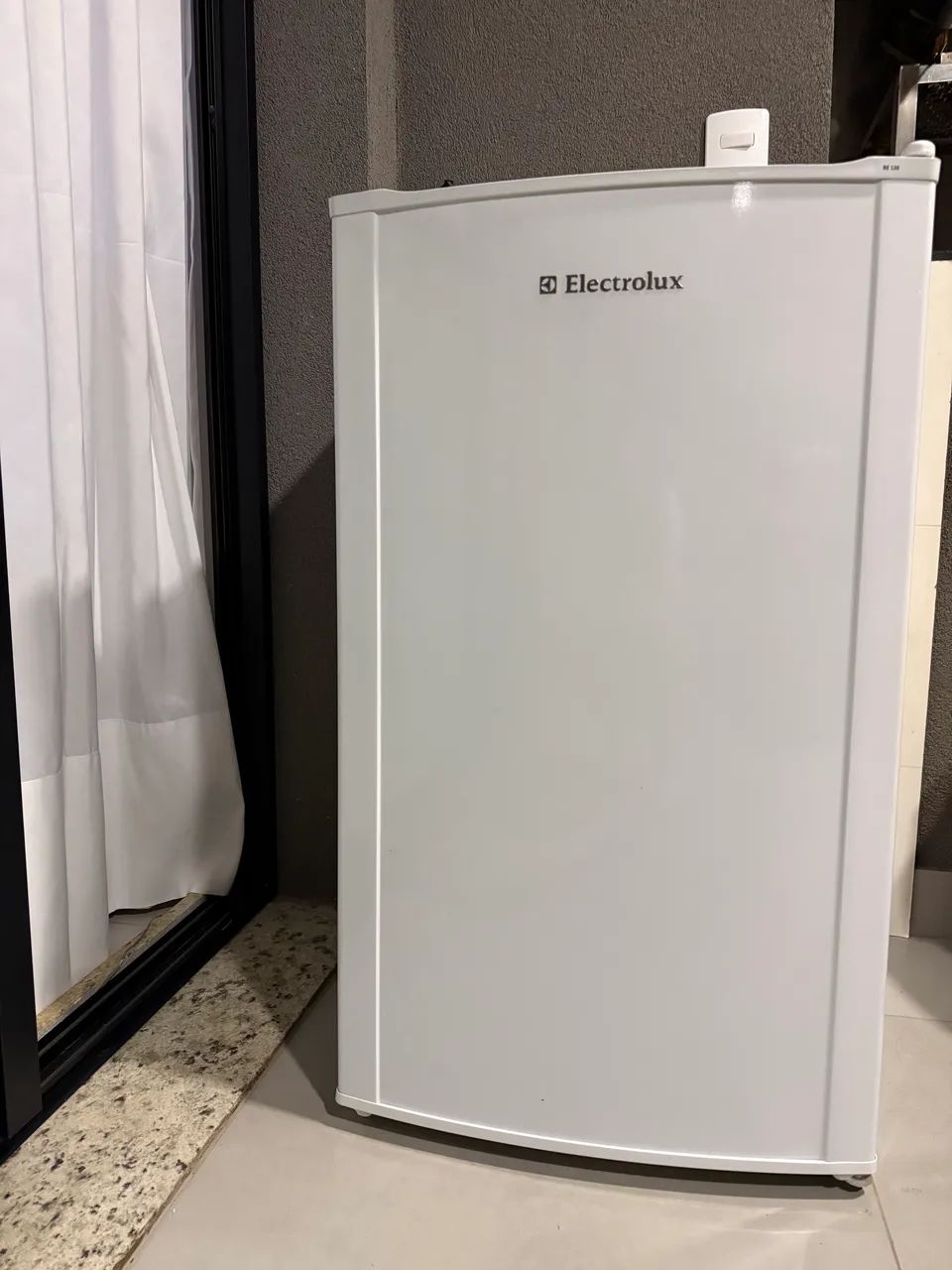 Vendo Frigobar 90l Electrolux com controle de temperatura 