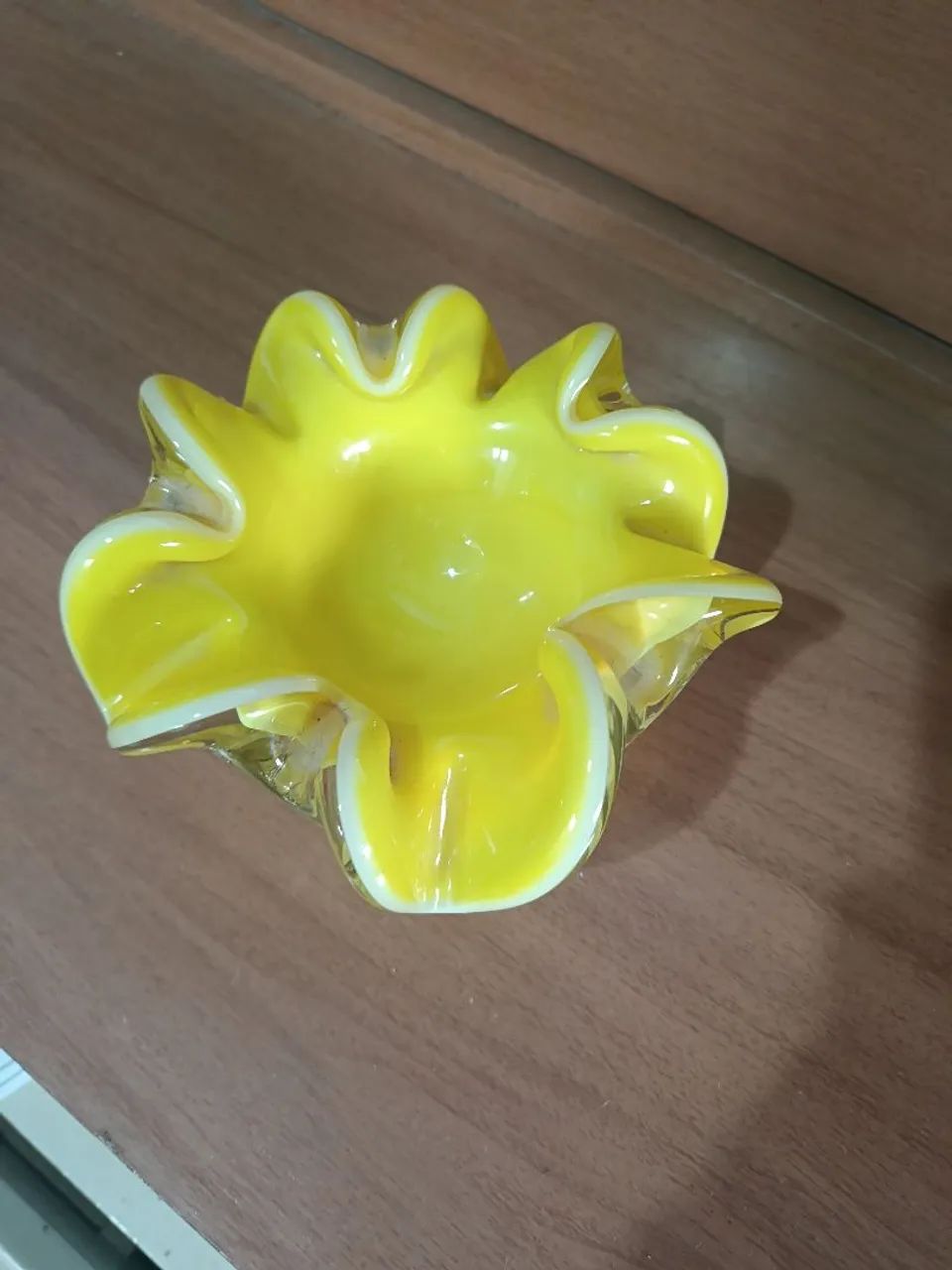 Título: Cinzeiro / Centro de Mesa Estilo Murano Amarelo e Branco - Antigo