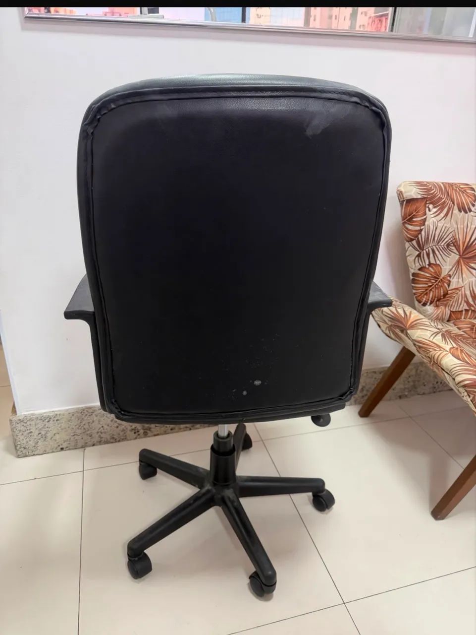 Cadeira giratória  modelo diretor preta 