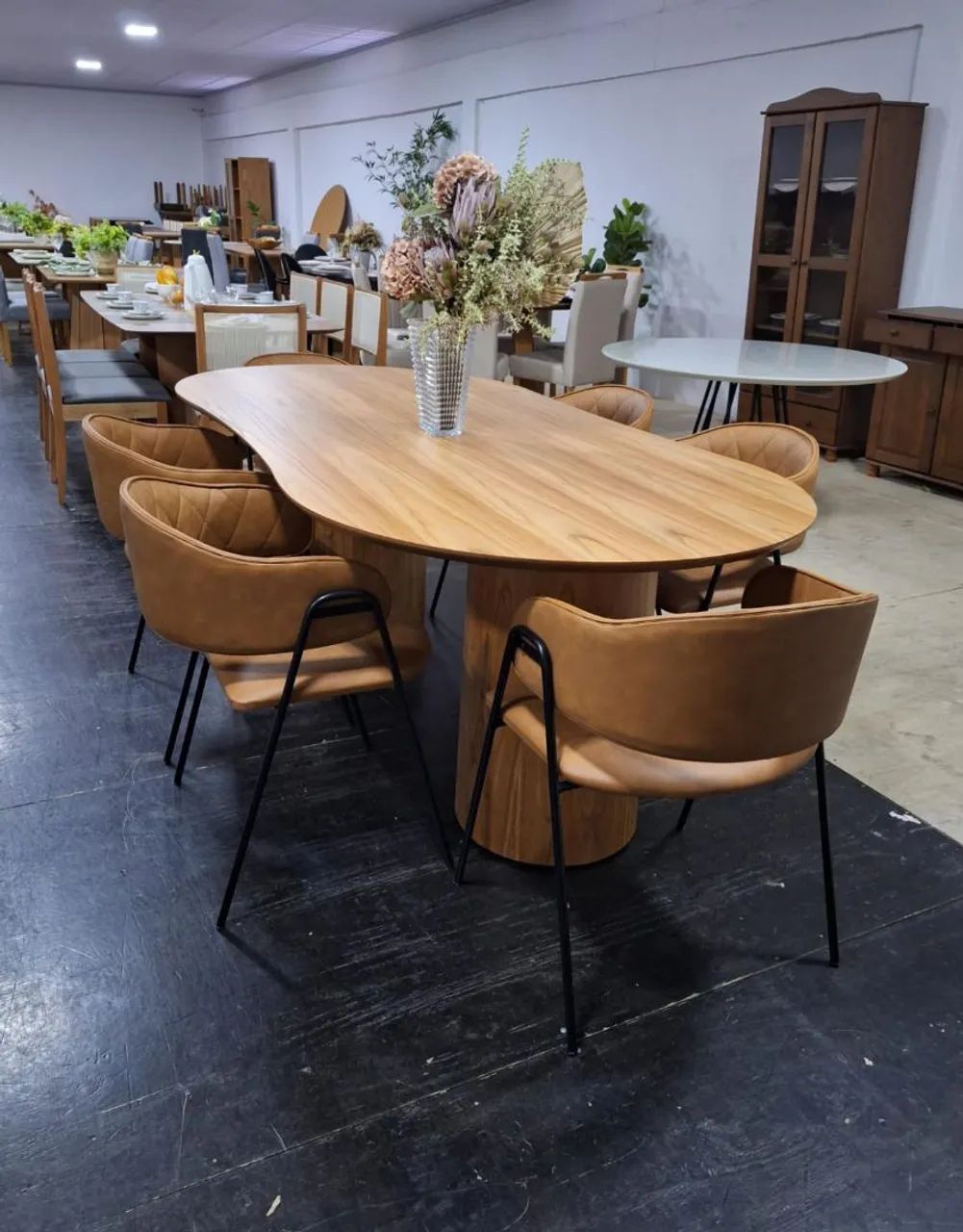 Mesa de Jantar elegante com o tampo de madeira 2.20x1.10m com 6 poltronas