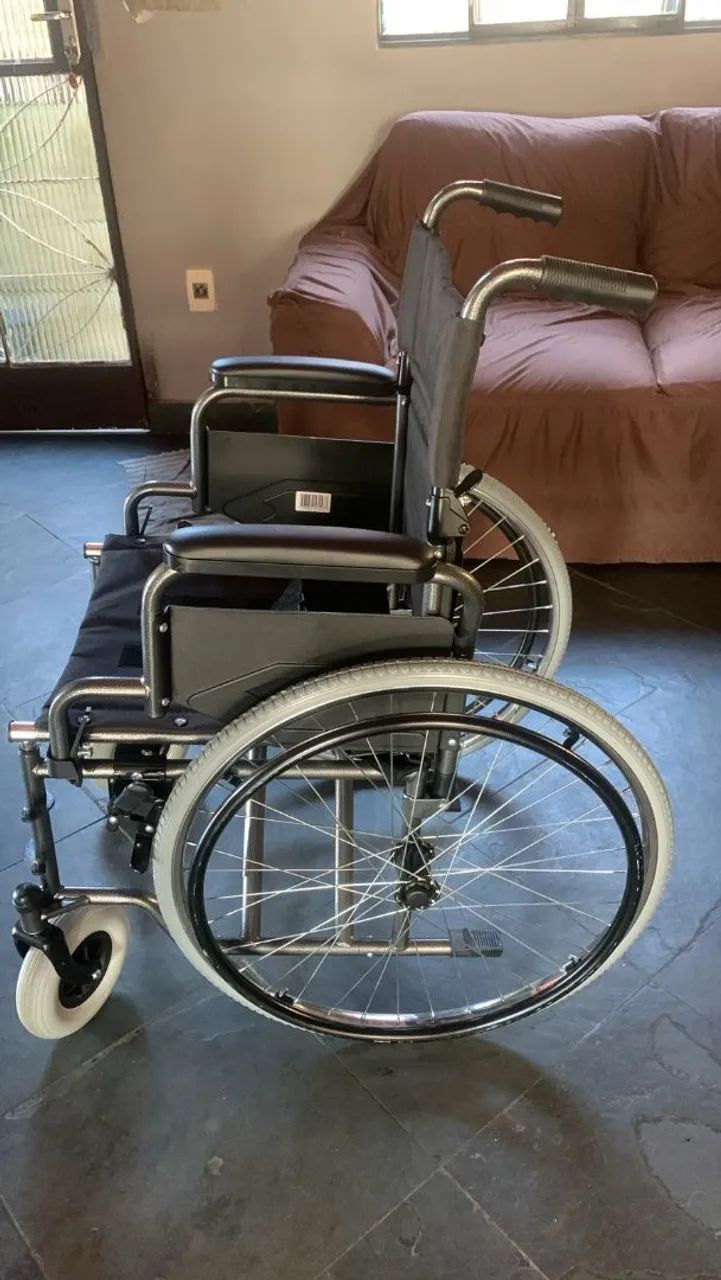 Cadeira de Rodas nova usada somente uma vez  - Foto 4