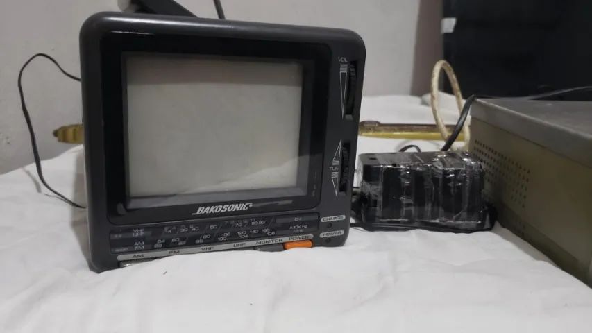 tv bakosomic a cores  5 polegadas radio am e fm  model bk-4848ls vintage - Foto 3