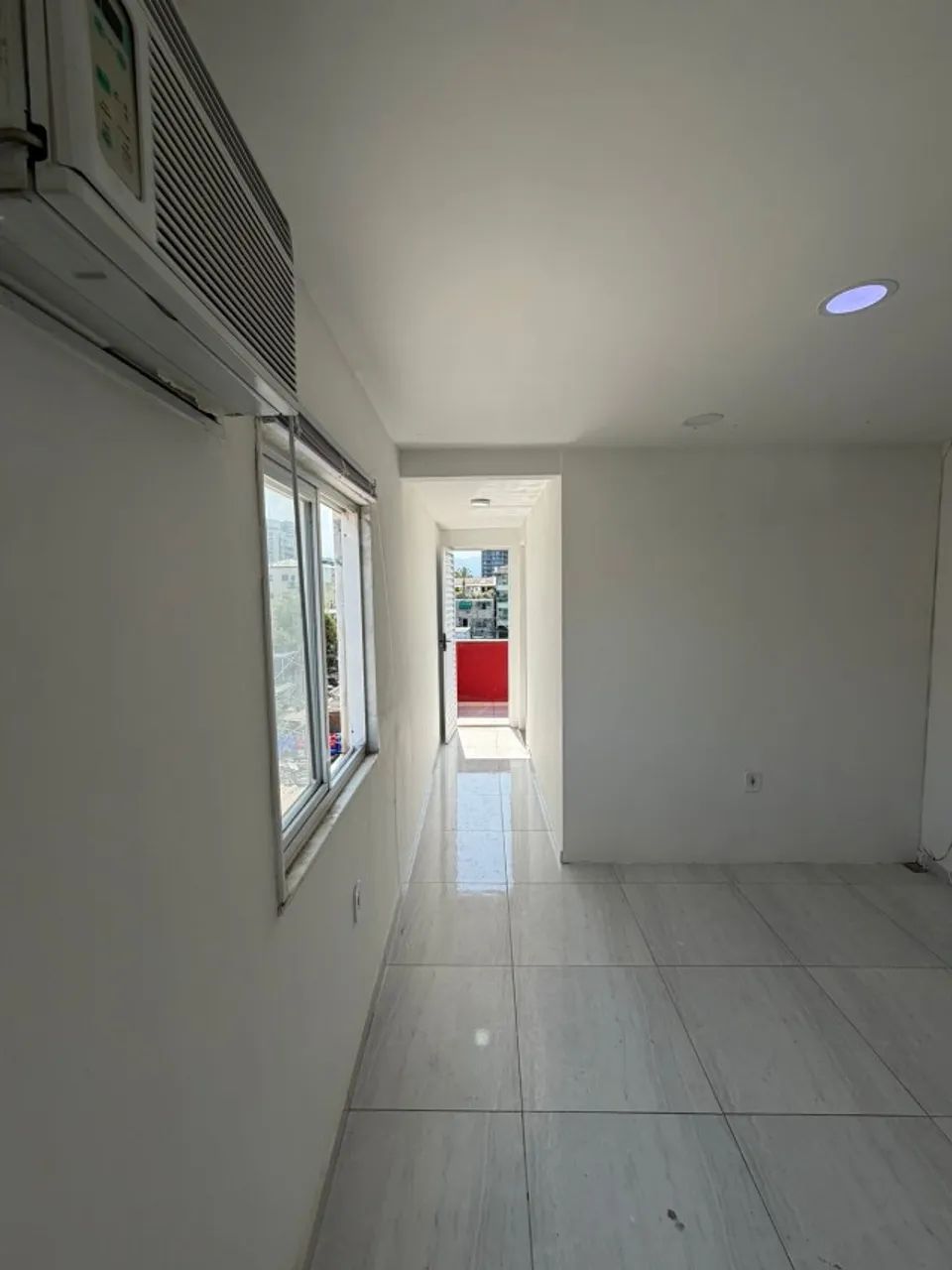 Recreio - Sala comercial ampla c/ 2 ambientes e varanda  - Foto 2