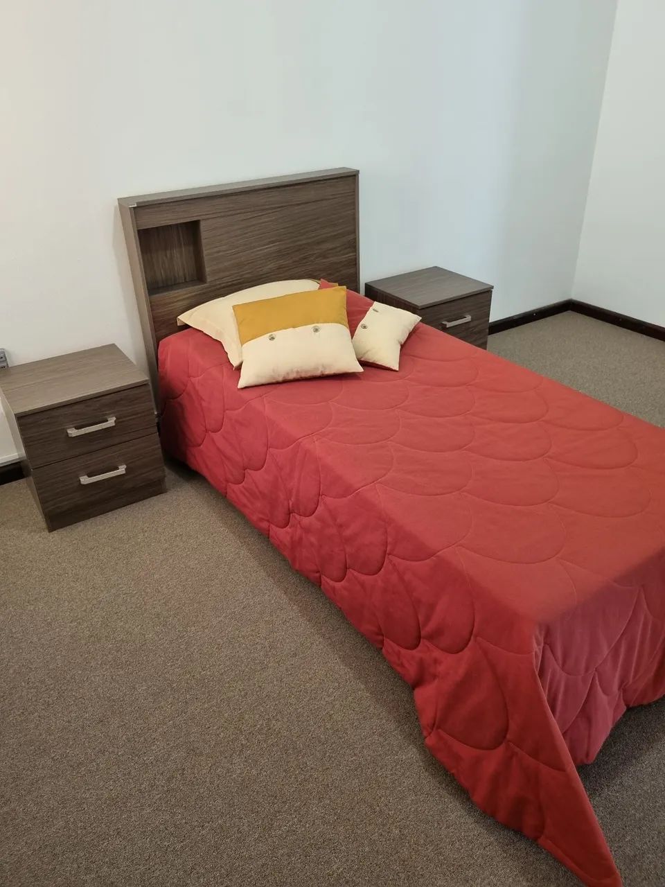 Cama + mesas de cabeceira + colchão 