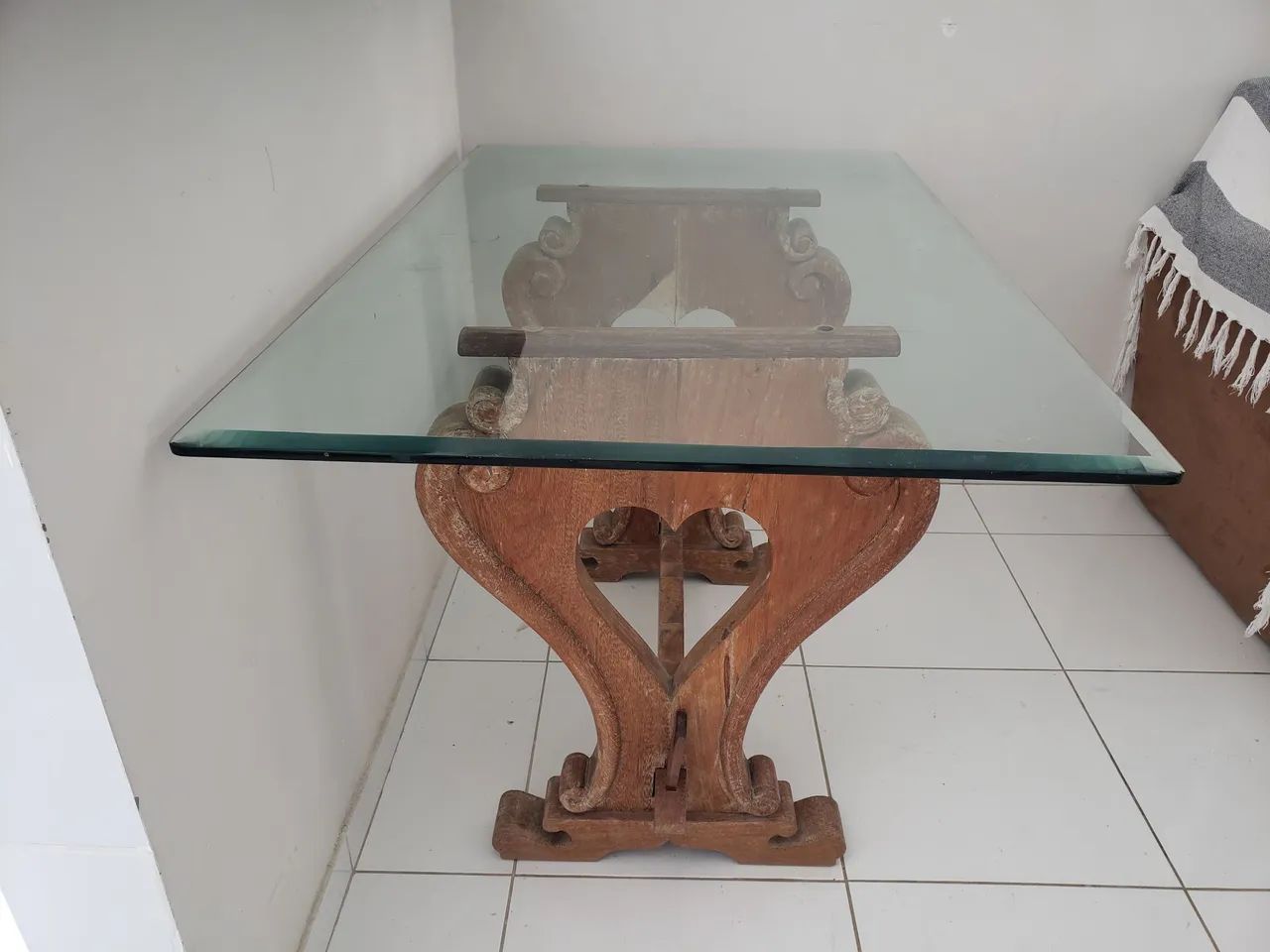 Mesa de vidro completa com pés de cerejeira - Foto 2