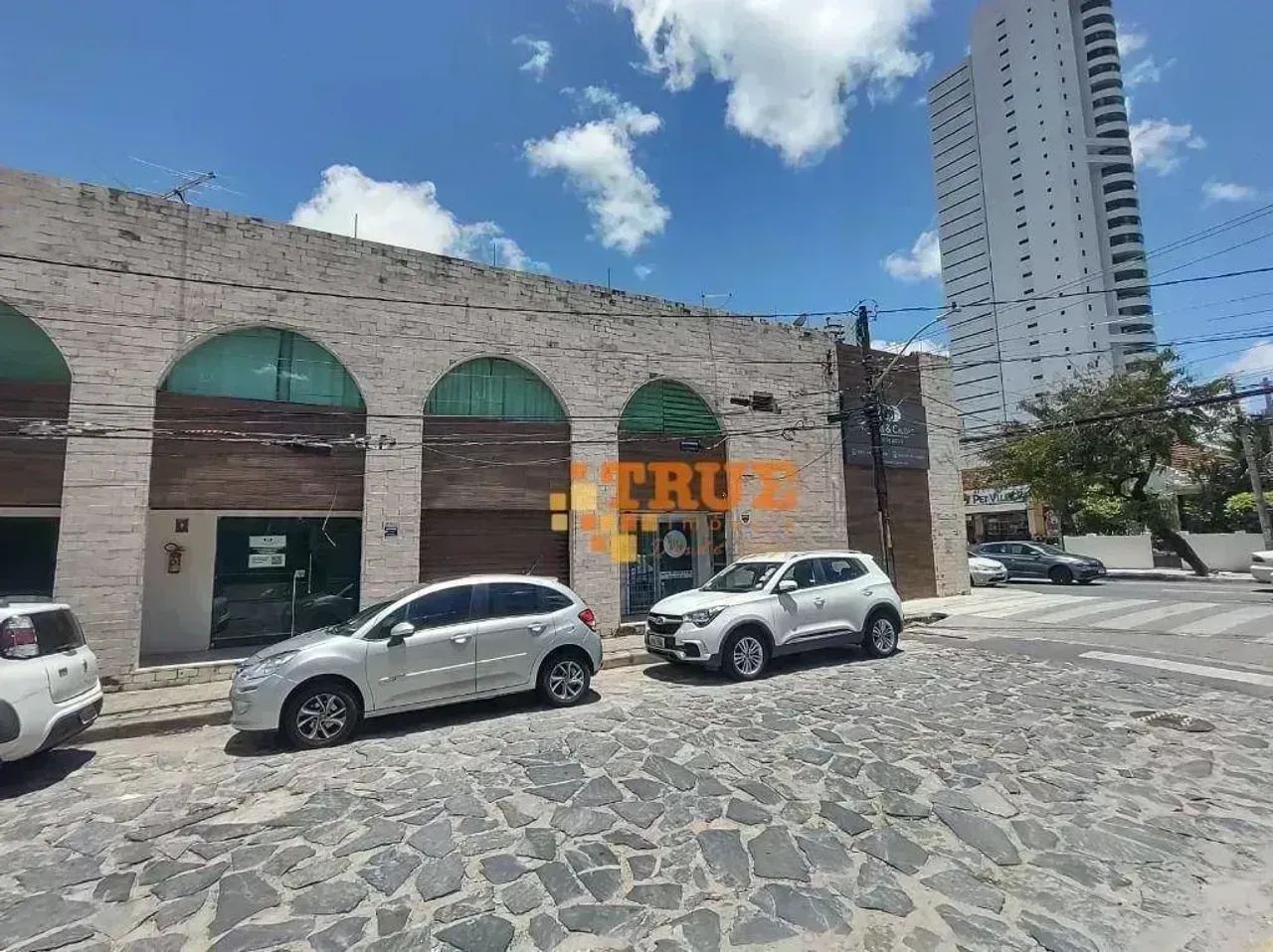 PRÉDIO COMERCIAL - CASA FORTE - EXCELENTE