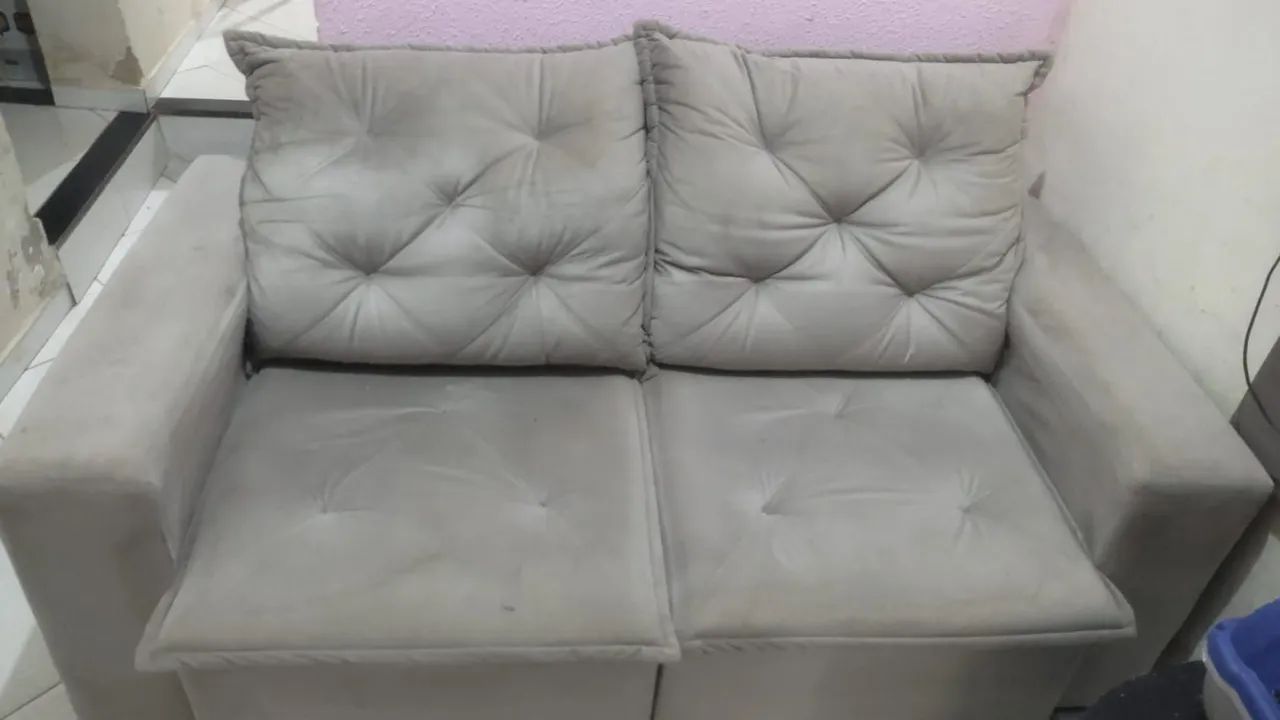 Vendo sofá retrátil confortável 2 à 3 lugares, confortável, perfeito estado.