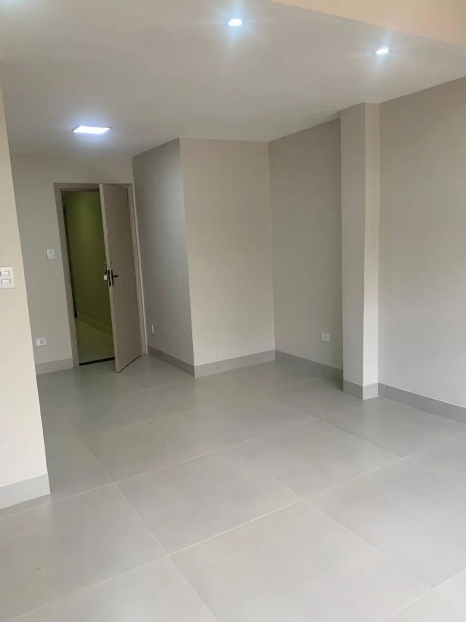 Aluga-se Sala Comercial Setor Central Av. Goiás ( Próximo à praça cívica ).