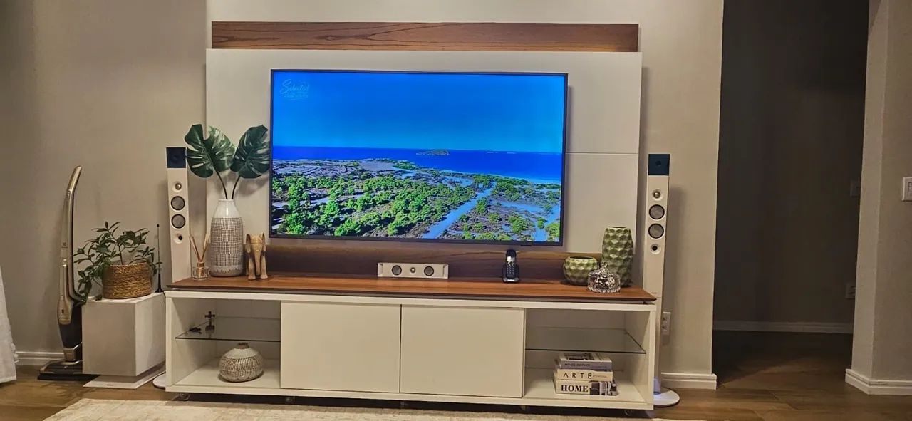Rack com painel off white e amadeirado