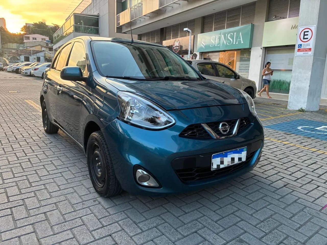 Nissan March 2016
