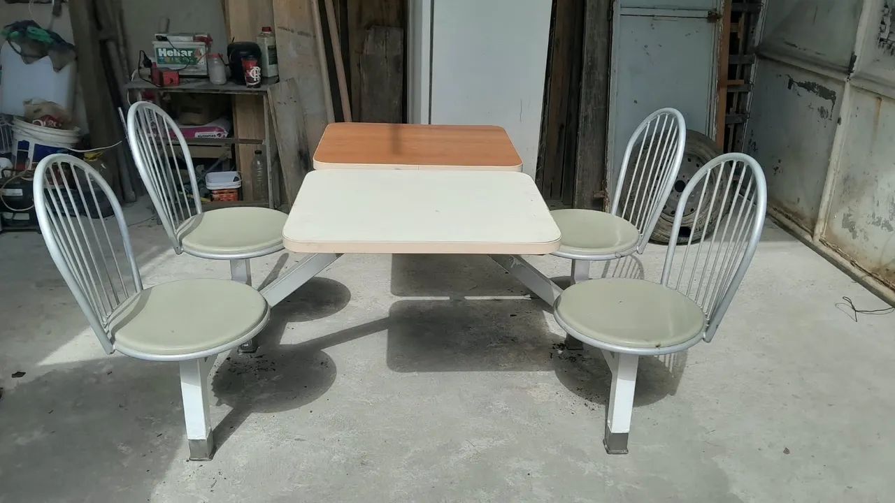 Mesa com 4 cadeiras. Estrutura resistente e  ótimo espaço para refeições. - Foto 3