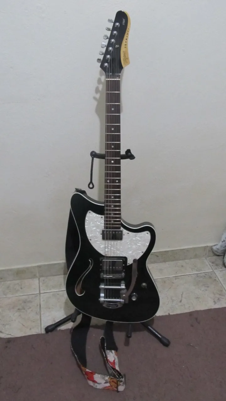 Raridade, guitarra Aria Pro II ZZ Series, mod. Explorer, Preta