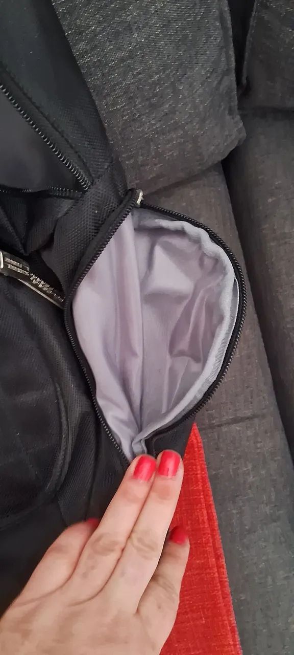 Mochila preta com rodinhas - Foto 2