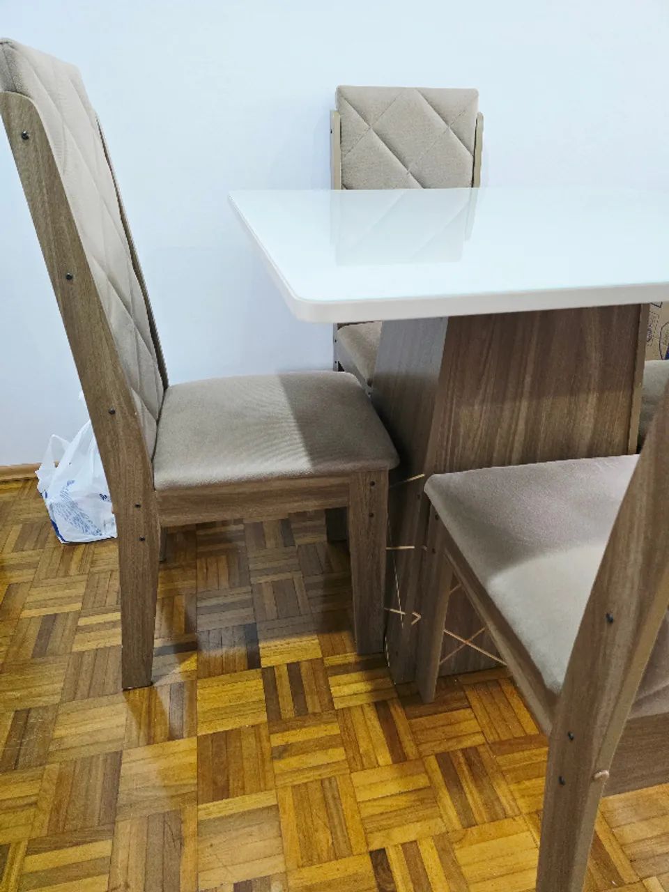 Vendo mesa de jantar com 4 cadeiras - Foto 3