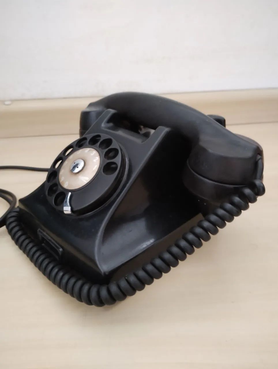 Aparelho de telefone antigo.