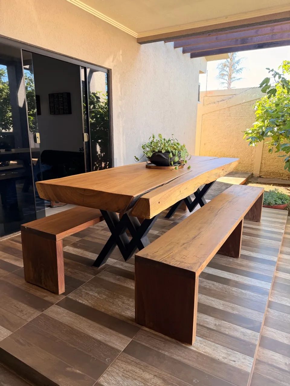 Mesa de madeira com bancos 