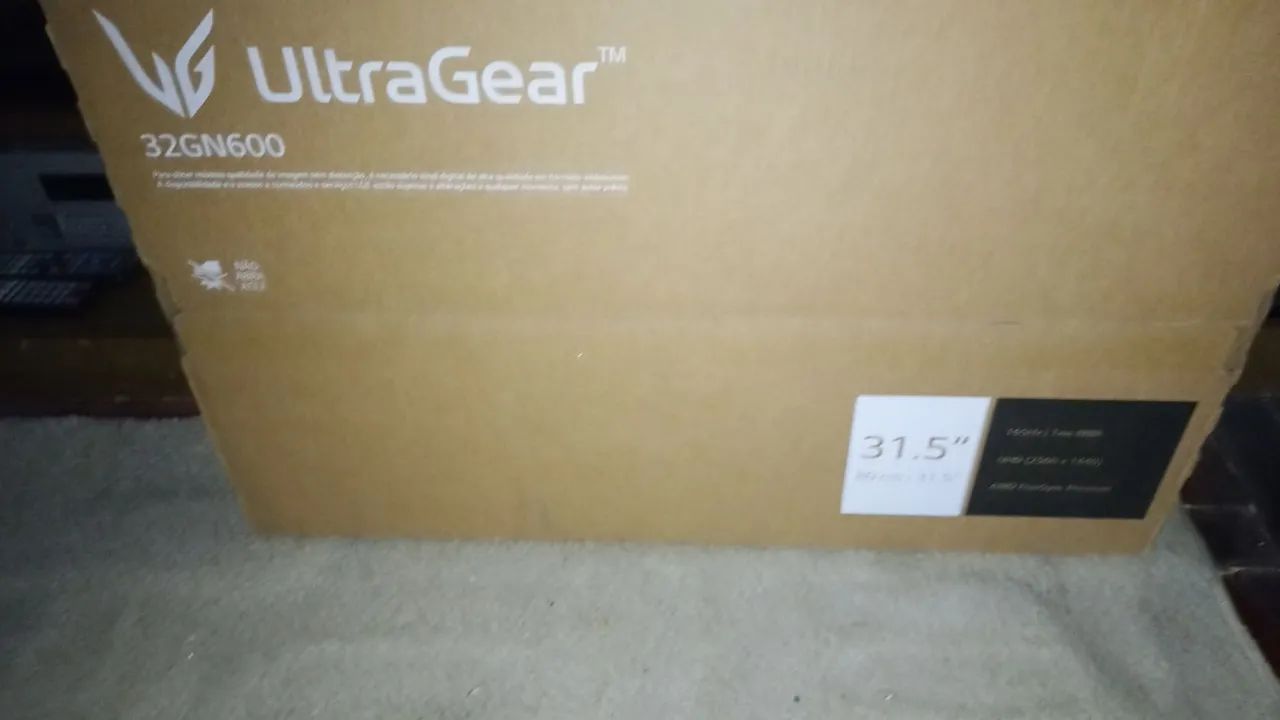 Monitor LG 32GN600 na caixa 
